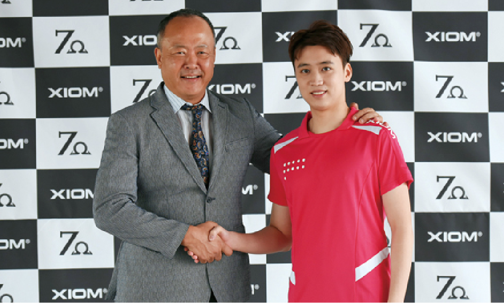 2018年に韓国代表の鄭栄植（ジョン・ヨンシク）と契約（左はフィリップ・キム社長）